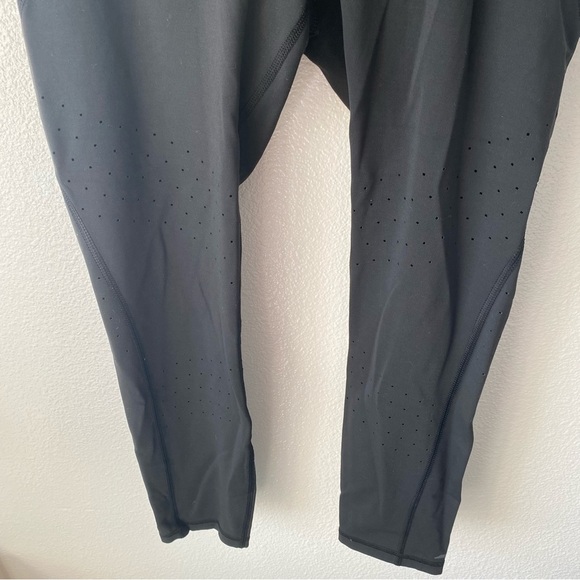 Athleta 7/8 Stealth Trucool Perforated Leggings Women's Medium - Picture 2 of 10